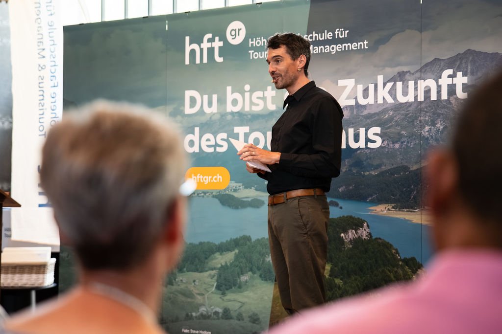 Moderator führt durch die selbstorganisierte Diplomfeier 2026 der HF Tourismus & Management Graubünden