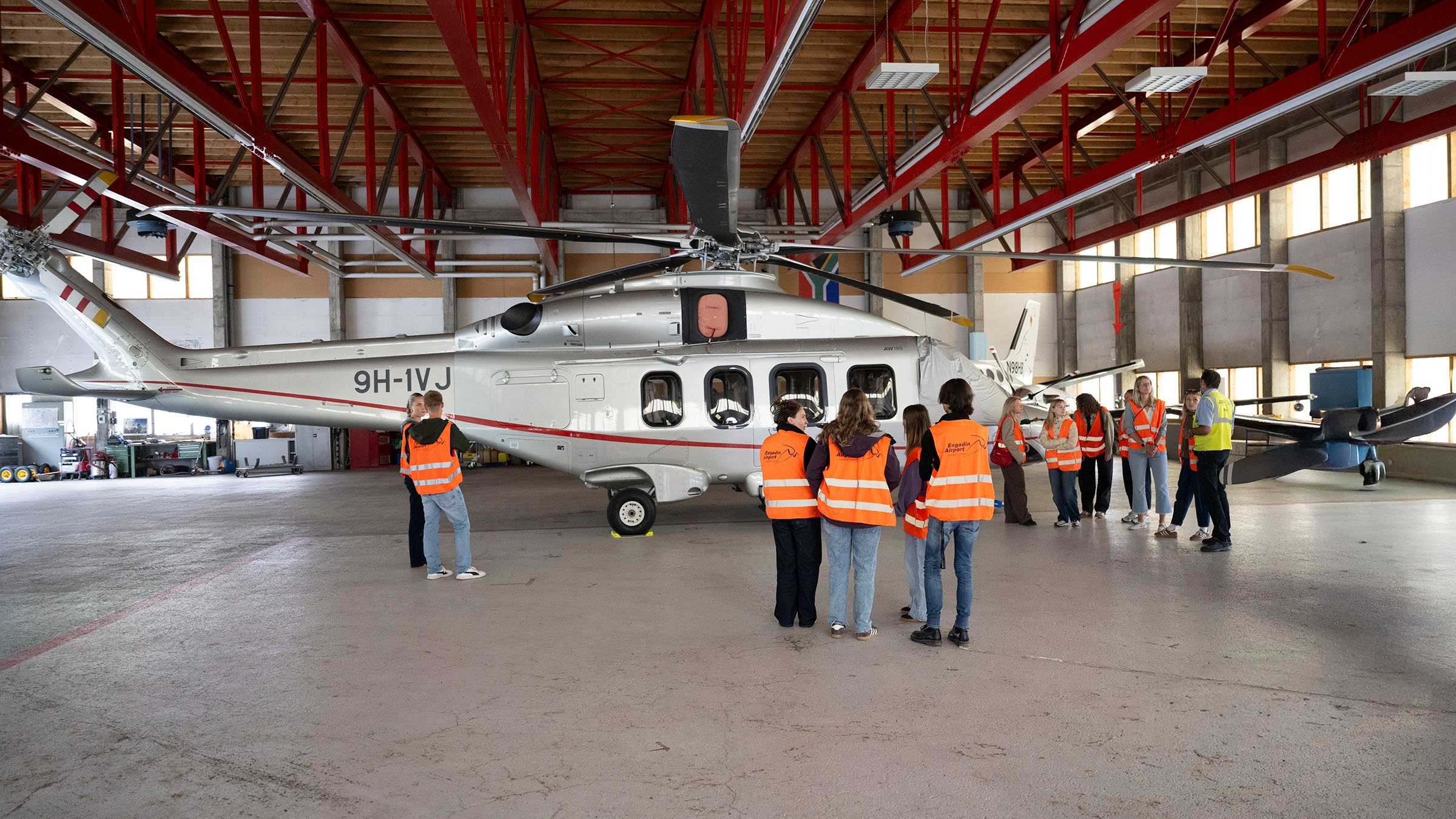 Studierende der HF Tourismus & Management bei einer Backstage Führung beim Engadin Airport in Samedan.