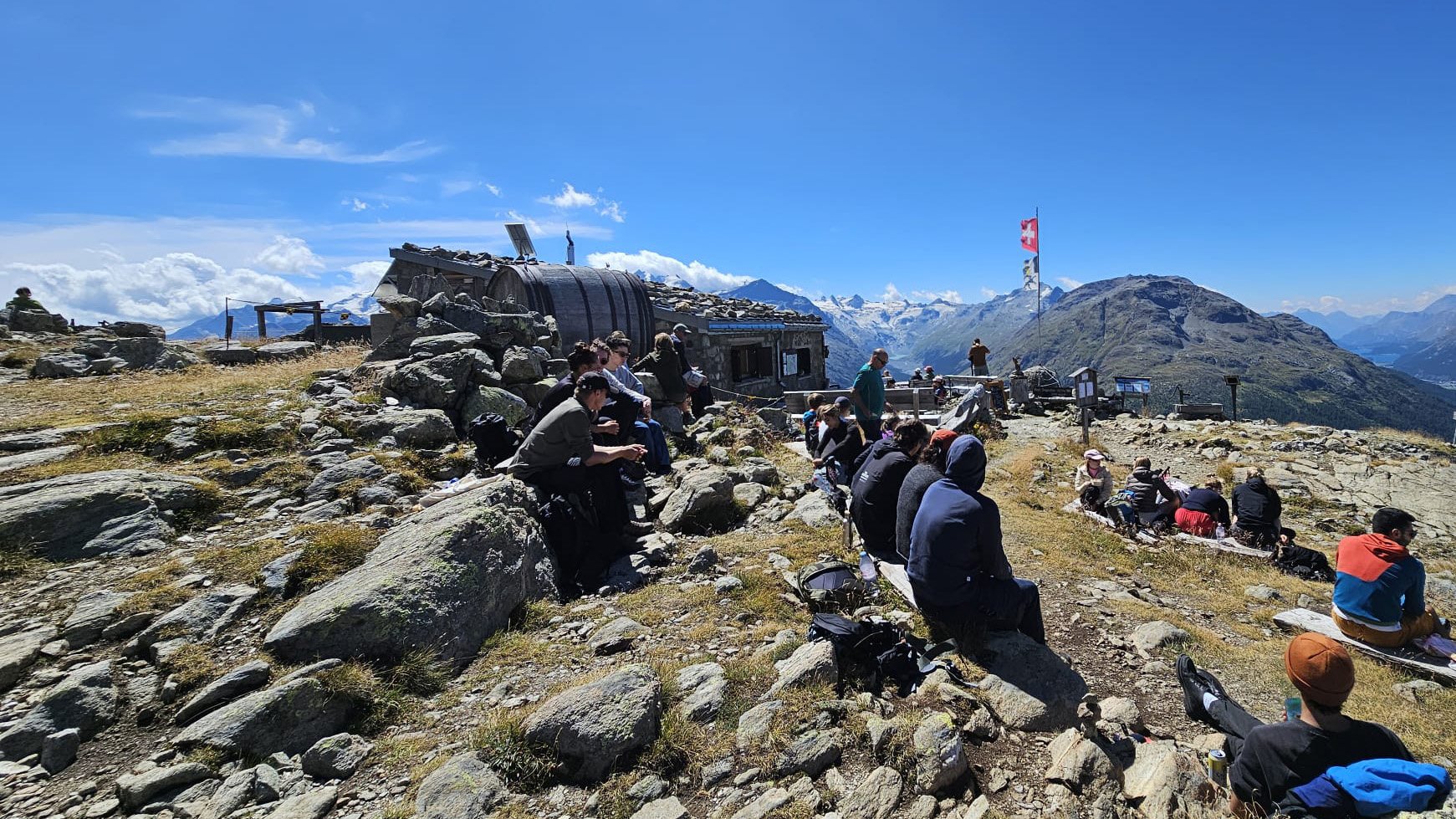 Exkursion für Tourismusstudierende der HF Tourismus & Management mit Dr. Franziska Preisig und Dr. Christine Levy zum Thema Naturgefahren und Permafrost in der Engadiner Bergwelt.