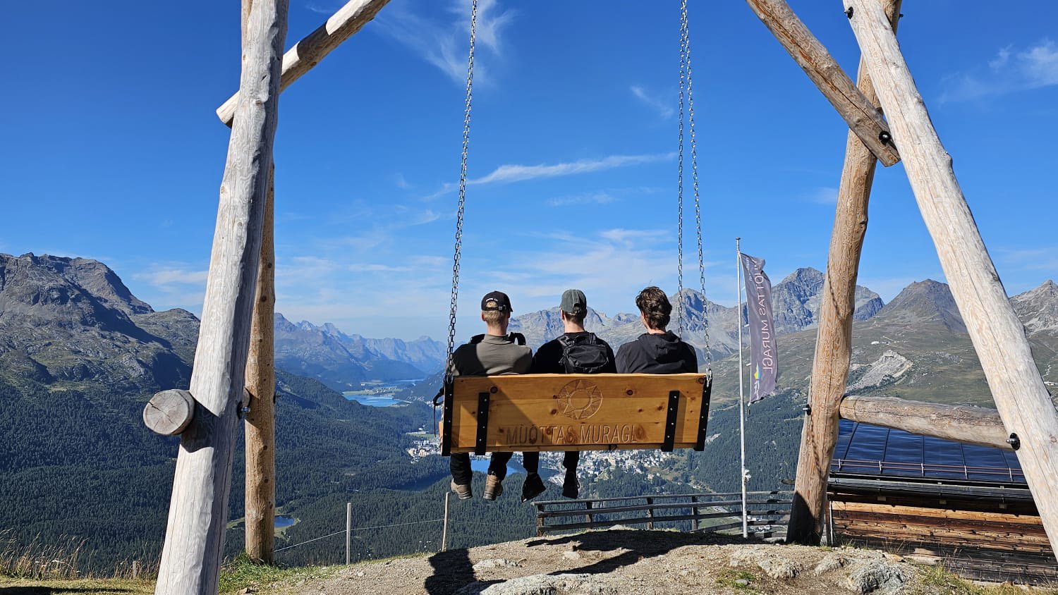 Umweltthemen wie der Permafrost werden für unsere Tourismusstudierende der HF Tourismus & Management Graubünden von der Dozierenden Dr. Christine Levy direkt anhand der Engadiner Bergwelt erklärt.
