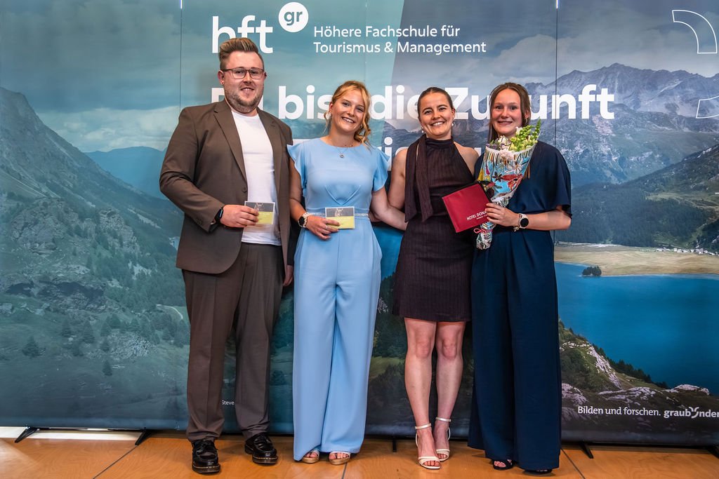 Ehrung der besten Abschlüsse an der Diplomfeier der HFT Graubünden 2026