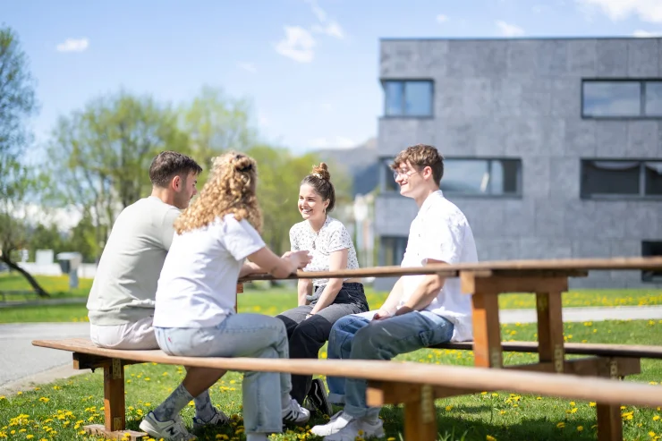 Studierende auf dem Campus der HF Tourismus Graubünden