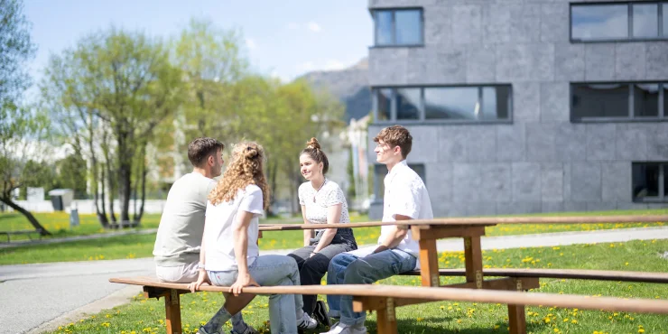 Studierende der HF Tourismus & Management auf dem Campus in Samedan